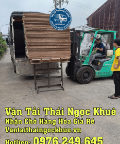 Vận Tải Thái Ngọc Khuê – Giải pháp giao – nhận hàng hóa nhanh chóng, an toàn, chuyên nghiệp nhất Bình Phước Bình Phước là một trong những tỉnh có tốc độ phát triển công nghiệp – thương mại mạnh của khu vực miền Nam. Với sự hình thành hàng loạt khu công nghiệp như KCN Becamex Chơn Thành, KCN Minh Hưng, KCN Đồng Xoài, nhu cầu vận chuyển hàng hoá, vật liệu xây dựng, hàng nội thất, hàng nặng – hàng cồng kềnh ngày càng gia tăng. Đó chính là lý do Vận Tải Thái Ngọc Khuê cung cấp dịch vụ vận chuyển hàng hoá tại Bình Phước uy tín – giá rẻ – 0976 249 645, đáp ứng mọi nhu cầu từ cá nhân đến doanh nghiệp. ⭐ 1. Giới thiệu dịch vụ vận chuyển hàng hoá tại Bình Phước – Thái Ngọc Khuê Dịch vụ vận tải hàng hóa của chúng tôi hoạt động 24/7, nhận chở hàng tất cả huyện/thị tại Bình Phước: Chơn Thành Đồng Xoài Hớn Quản Đồng Phú Bù Đăng Bù Gia Mập Phú Riềng Phước Long Bình Long Với hệ thống xe tải 500kg – 1 tấn – 1.5 tấn – 2 tấn – 3.5 tấn – 5 tấn – 8 tấn – 15 tấn, chúng tôi cam kết phục vụ nhanh – báo giá rẻ – có mặt sau 10–20 phút. 📞 Hotline: 0976 249 645 (Zalo hỗ trợ 24/7) ⭐ 2. Dịch vụ vận chuyển hàng hoá tại Bình Phước gồm những gì? Chúng tôi nhận vận chuyển đa dạng các loại hàng: ✔ 2.1. Nhận chở hàng hóa số lượng ít – nhiều Hàng tiêu dùng Hàng bán lẻ, hàng sỉ Hàng điện máy, linh kiện ✔ 2.2. Nhận chở vật liệu xây dựng Sắt thép Tôn, xà gồ Gạch, xi măng Thiết bị công trình Vận chuyển an toàn, có dây buộc, đảm bảo không cong – móp – trầy. ✔ 2.3. Nhận chuyển nhà trọ – phòng trọ – chuyển đồ Dành cho sinh viên, công nhân, hộ gia đình tại các huyện/thị. Chúng tôi hỗ trợ: Tháo lắp giường, tủ, máy lạnh Bốc xếp trọn gói (nếu cần) Bao an toàn nội thất ✔ 2.4. Vận chuyển hàng cho nhà máy – khu công nghiệp Đặc biệt tại: KCN Becamex Chơn Thành KCN Đồng Xoài 1–2–3 KCN Nam Đồng Phú KCN Minh Hưng – Hàn Quốc Nhận chở: Máy móc Hàng sản xuất Hàng nặng – hàng siêu cường ✔ 2.5. Chở hàng nội thất – điện máy Tủ, bàn ghế Sofa Máy giặt, tủ lạnh Điều hòa, máy nước nóng Cam kết bọc lót kỹ – an toàn tuyệt đối. ✔ 2.6. Chạy hợp đồng – chở hàng dài ngày Phù hợp cho: Cửa hàng vật liệu xây dựng Xưởng nội thất Doanh nghiệp vừa và nhỏ Giá hợp đồng ưu đãi 10–30%. ⭐ 3. Tại sao nên chọn dịch vụ vận chuyển hàng hóa của chúng tôi tại Bình Phước? ✔ 3.1. Uy tín lâu năm – đội xe lớn Hoạt động hơn 10 năm trong lĩnh vực vận tải, sở hữu nhiều loại xe tải phù hợp mọi loại hàng. ✔ 3.2. Báo giá rẻ nhất thị trường Chúng tôi tối ưu chi phí để mang đến mức giá cạnh tranh nhất. ✔ 3.3. Giao nhanh – có mặt trong 10–20 phút Đội xe trực 24/7 tại: Chơn Thành Đồng Xoài Phước Long Đồng Phú ✔ 3.4. Hỗ trợ bốc xếp – tháo lắp Nếu khách hàng yêu cầu, chúng tôi có đội: Bốc xếp chuyên nghiệp Khuân vác an toàn Tháo lắp nội thất, máy lạnh ✔ 3.5. Hợp đồng – hóa đơn đầy đủ Thích hợp cho: Công ty Xưởng sản xuất Doanh nghiệp cần chứng từ ✔ 3.6. Nhiệt tình – trung thực – chu đáo Đội ngũ tài xế thân thiện, hỗ trợ hết mình. ⭐ 4. Báo giá dịch vụ vận chuyển hàng hóa tại Bình Phước – 0976 249 645 Giá linh động theo: Loại hàng Khối lượng Quãng đường Thời gian chờ Có bốc xếp hay không Bảng giá tham khảo: Loại xe Giá mở cửa Giá theo km Xe 500kg 120.000đ 12.000 – 14.000đ/km Xe 1 tấn 150.000đ 14.000 – 16.000đ/km Xe 1.5 tấn 180.000đ 15.000 – 17.000đ/km Xe 2 – 3.5 tấn 250.000đ 18.000 – 20.000đ/km Xe 5 – 15 tấn Liên hệ Giá tốt cho hàng bao chuyến Cam kết giá rẻ – không phát sinh – không làm khó khách. 📞 Gọi để được báo giá nhanh nhất: 0976 249 645 ⭐ 5. Quy trình vận chuyển hàng hóa tại Bình Phước Bước 1: Tiếp nhận yêu cầu Khách hàng cung cấp: Loại hàng Điểm giao – nhận Số lượng, thời gian Bước 2: Báo giá rõ ràng Giá trọn gói, không phát sinh. Bước 3: Điều xe trong 10–20 phút Chúng tôi luôn có xe trực gần khu vực của bạn. Bước 4: Kiểm hàng – bốc xếp – chở hàng Tài xế hỗ trợ xếp hàng an toàn. Bước 5: Giao hàng – nghiệm thu – thanh toán Xuất hóa đơn nếu khách hàng yêu cầu. ⭐ 6. Dịch vụ vận chuyển tại tất cả khu vực Bình Phước Chúng tôi phục vụ toàn tỉnh: Thị xã Đồng Xoài Huyện Chơn Thành Hớn Quản Bù Đăng Bù Đốp Bù Gia Mập Đồng Phú Phú Riềng Phước Long Bình Long Không ngại đường xa – hàng ít vẫn nhận. ⭐ 7. Các loại hàng hoá chuyên chở nhiều nhất tại Bình Phước Vật liệu xây dựng Nông sản, phân bón Máy móc công nghiệp Hàng nội thất – điện máy Hàng cồng kềnh Hàng dễ vỡ (được bọc kỹ) Vận Tải Thái Ngọc Khuê có kinh nghiệm nhiều năm, đảm bảo vận chuyển mọi loại hàng an toàn tuyệt đối. ⭐ 8. Cam kết chất lượng dịch vụ – 0976 249 645 Chúng tôi cam kết: Giao hàng đúng hẹn Đền bù 100% nếu xảy ra lỗi do nhà xe Bốc xếp chuyên nghiệp Giá rẻ – không chặt chém Phục vụ 24/7 bao gồm lễ tết ⭐ 9. Khách hàng nói gì về dịch vụ của chúng tôi? ✔ Cửa hàng VLXD tại Chơn Thành: “Giao nhanh, đúng giờ, giá rẻ hơn nhiều đơn vị khác.” ✔ Xưởng nội thất Đồng Xoài: “Chạy tuyến cố định hằng ngày, tài xế nhiệt tình, bốc xếp cẩn thận.” ✔ Công ty khu công nghiệp Minh Hưng: “Có hợp đồng rõ ràng, chứng từ đầy đủ, uy tín.” ⭐ 10. Liên hệ dịch vụ vận chuyển hàng hóa tại Bình Phước Nếu bạn đang cần xe tải chở hàng tại Bình Phước, hãy liên hệ ngay: 📞 Hotline: 0976 249 645 📲 Zalo: 0976 249 645 🚚 Vận Tải Thái Ngọc Khuê – Nhanh – Rẻ – An Toàn – Chuyên Nghiệp